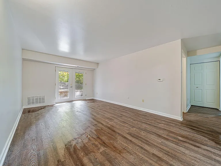 Brooklane Manor Apartments — Photo 70