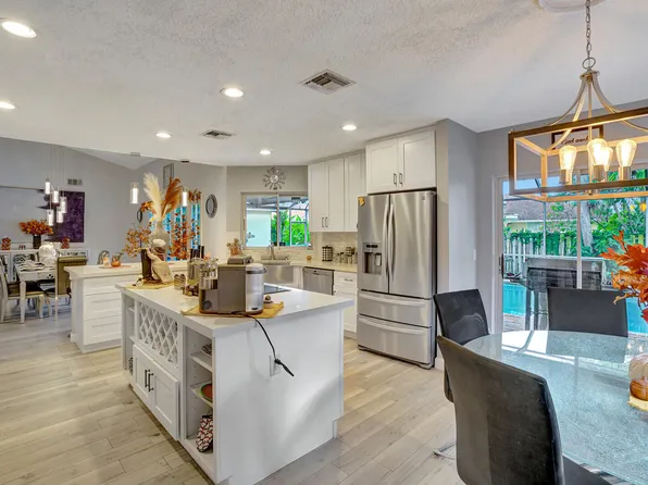 896 Rose Court, Wellington, FL 33414