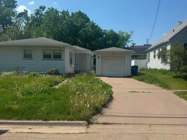 407 16th Ave N, Clinton, IA 52732