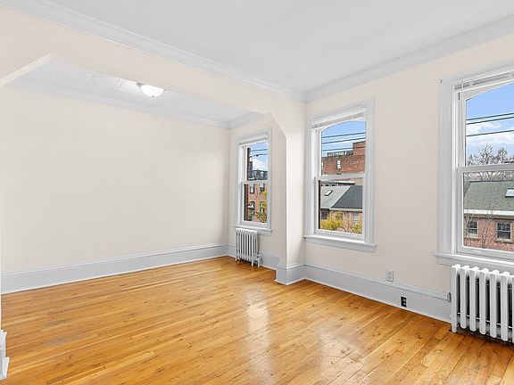 3rd image of 34 Erie St Floor 2