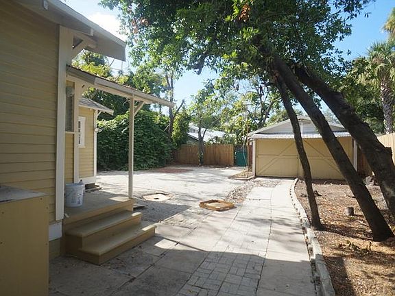 4th image of 407 S Albany Ave