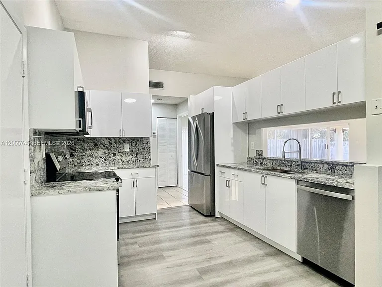5508 NW 101st Ct — Photo 3