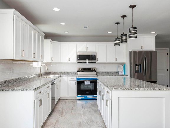 4th image of 388 Edgewater Ave