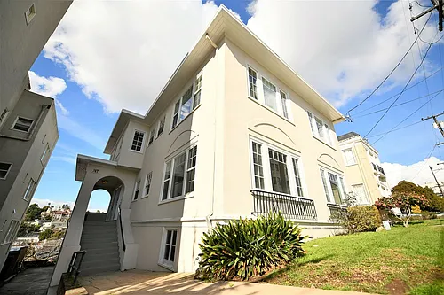 747 Warfield Ave Photo 1