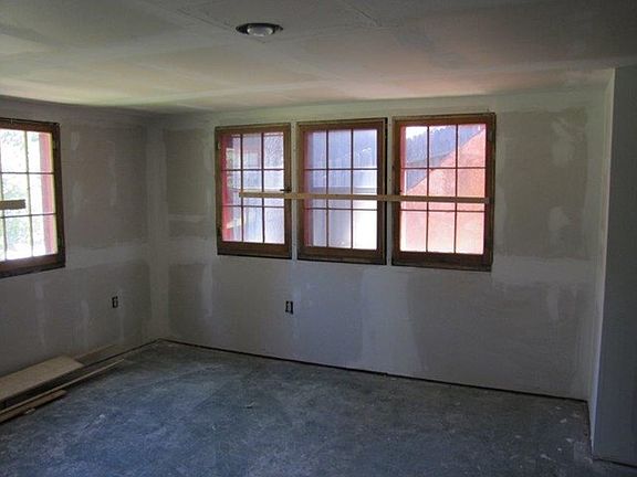 4th image of 10285 Mountain Ln