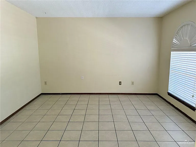 715 Daffodil Ave — Photo 6