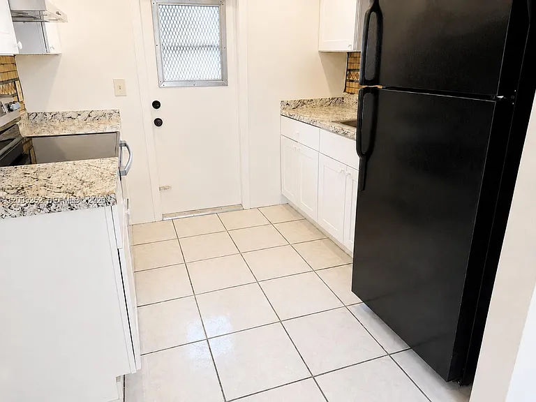 728 SW 7th St #1-2 — Photo 3