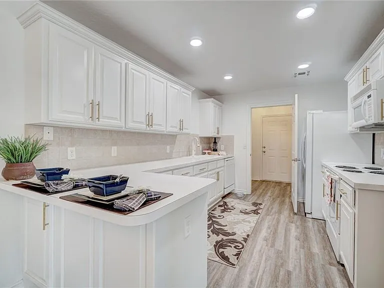300 Glen Dr — Photo 16