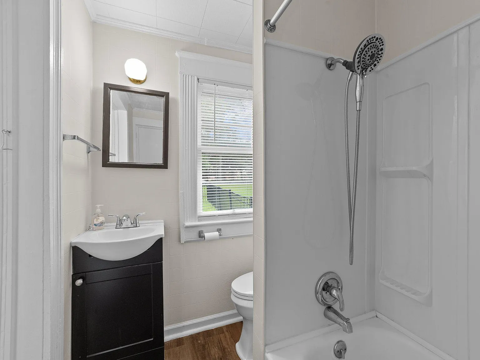 4 bed, 3.0 bath, 2305 sqft, $1,001 — Photo 3