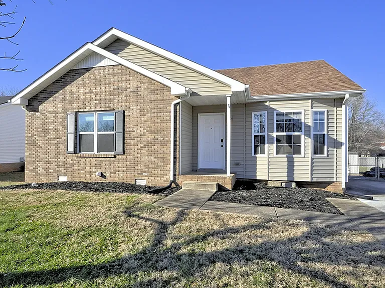 422 Woodale Dr — Photo 1