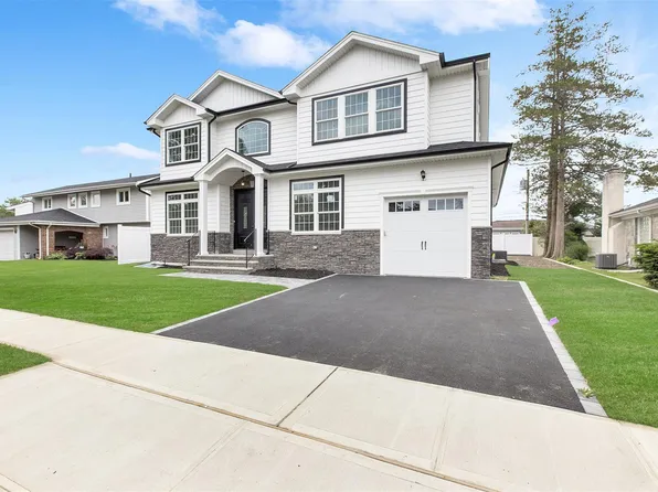 26 Wayne Drive, Plainview, NY 11803