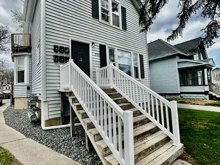208 S Webster Ave — Photo 2