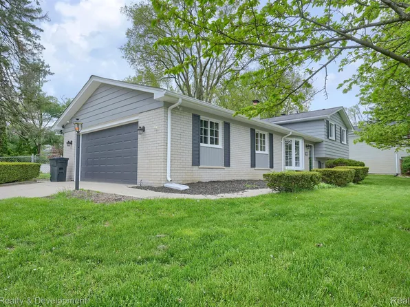 754 Laguna Dr, Wolverine Lake, MI 48390