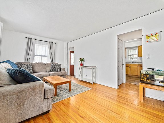 4th image of 1859 Hoyt Ave E