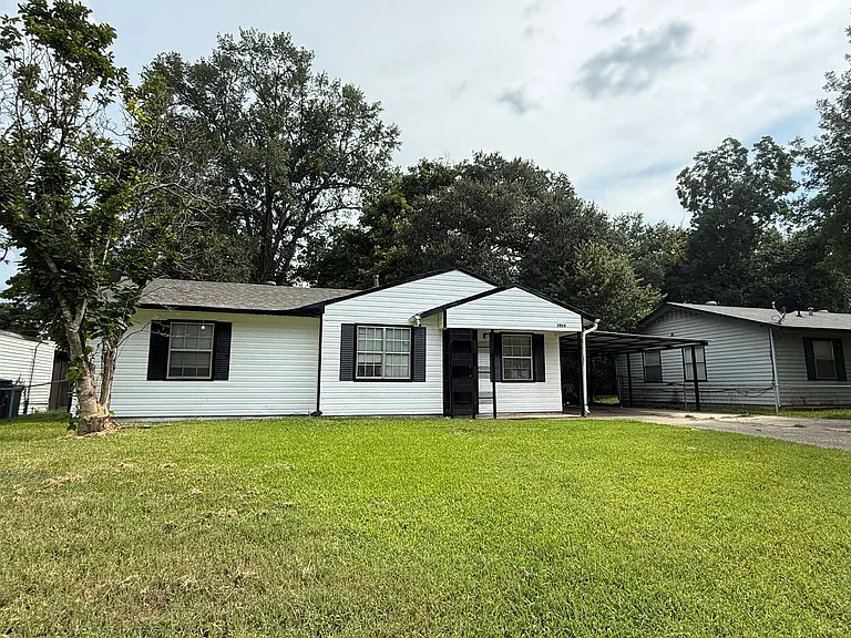 2919 Hillcrest Ave — Photo 2