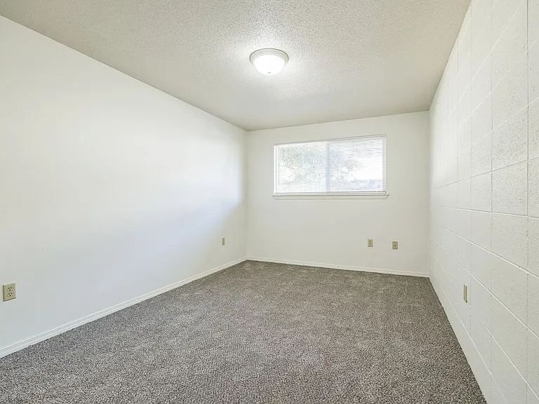 The Oaks Apartments — Photo 14