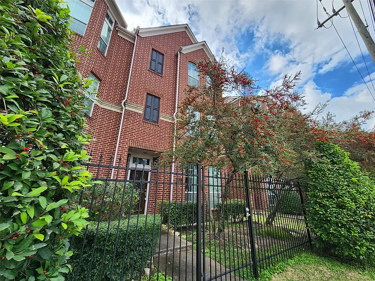 2637 W Dallas St — Photo 2