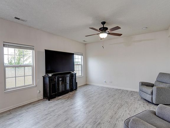 4th image of 515 Foliage Ln