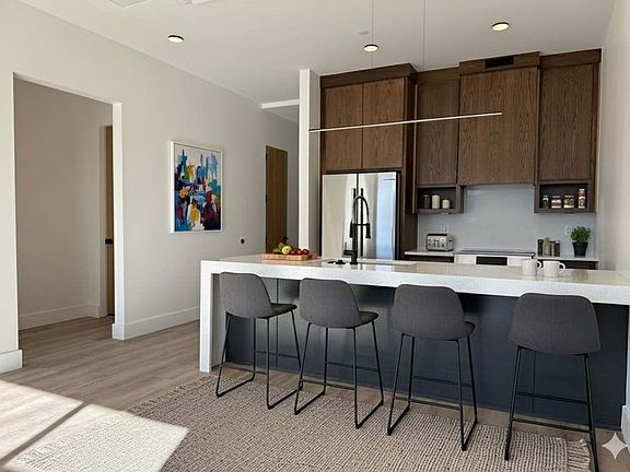 5th image of 905 SE 4th St #104