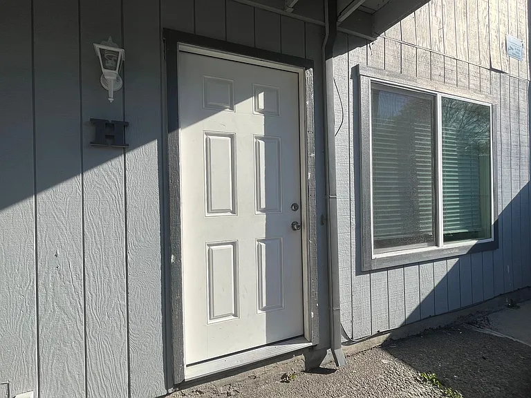 2555 W Steele Ln — Photo 3