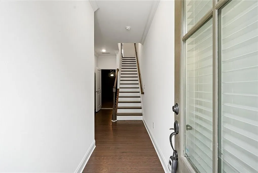 3 bed, 3.5 bath, 1680 sqft, $3,200 — Photo 2