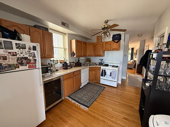 2nd image of 2302 W Roscoe St APT 2F