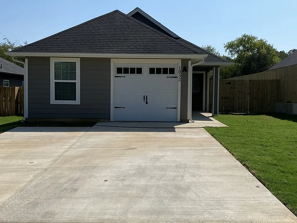 1032 Ray Dr