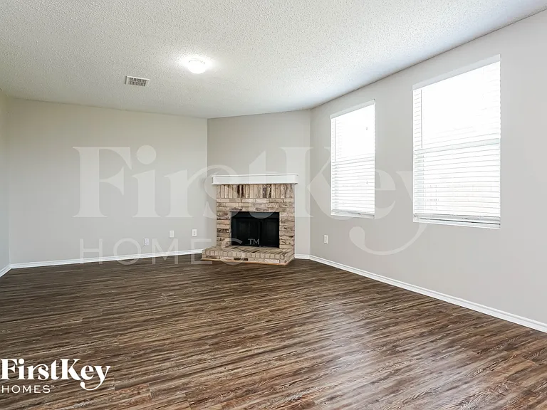1218 Sullivan Dr — Photo 2