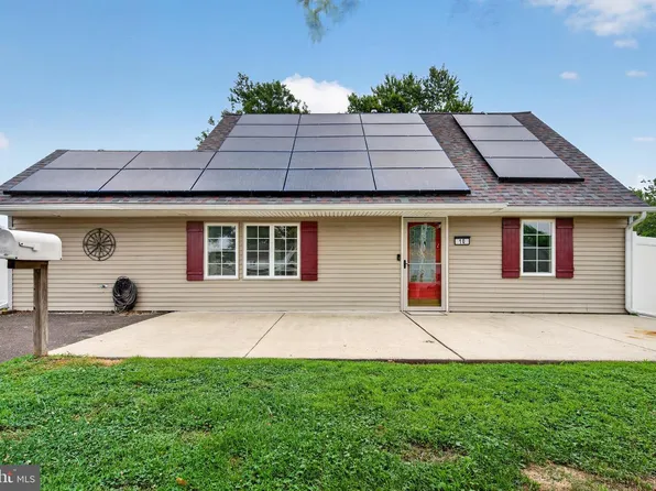 10 Indian Red Rd, Levittown, PA 19057