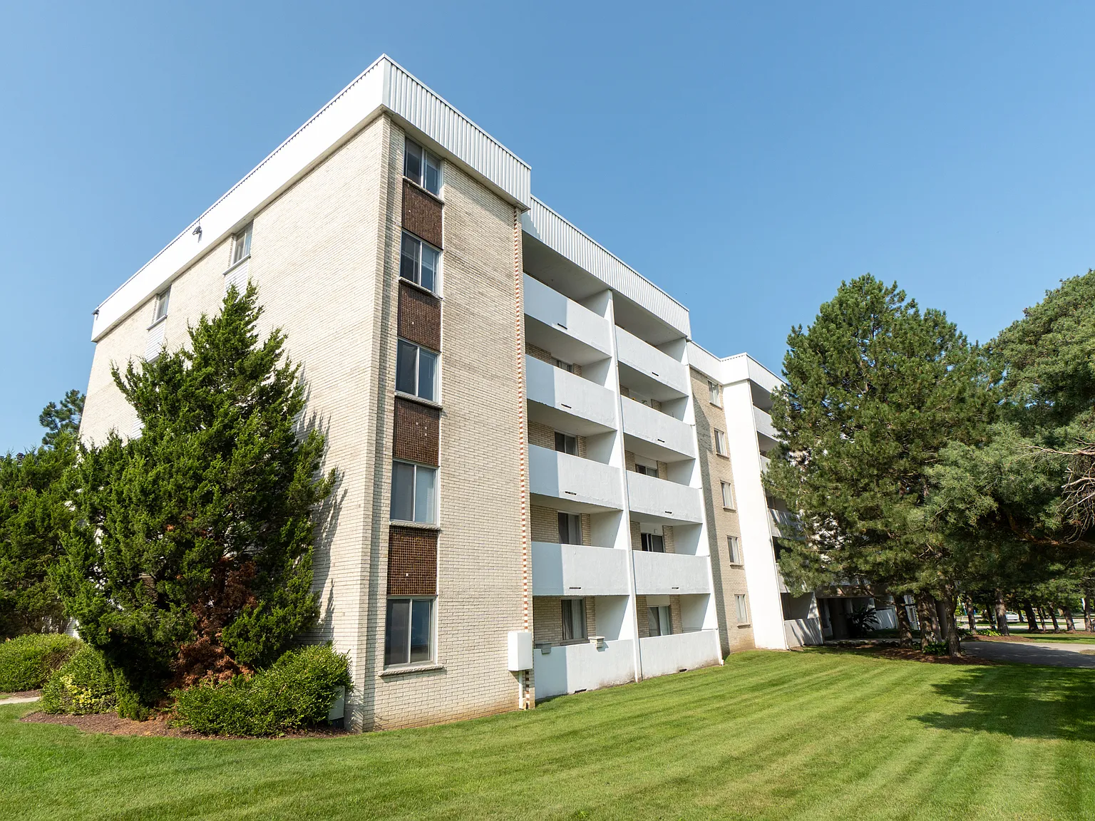 Pinegrove Apartments - Choose your rent level - Call for Details - All utilities — Photo 2