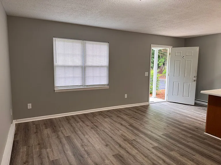 747-749 S Lake Dr — Photo 4