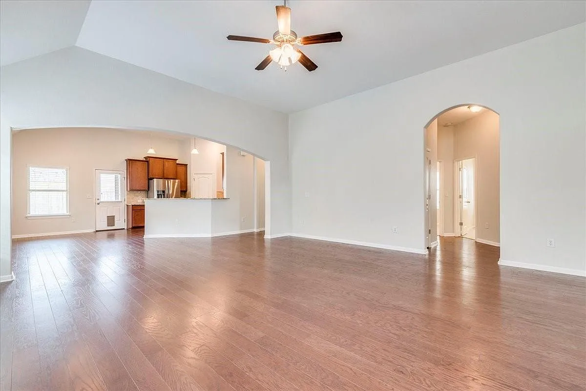 4 bed, 2.0 bath, 2158 sqft, $2,700 — Photo 4