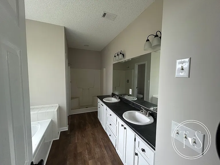 1825 Lawnwoods Dr — Photo 12