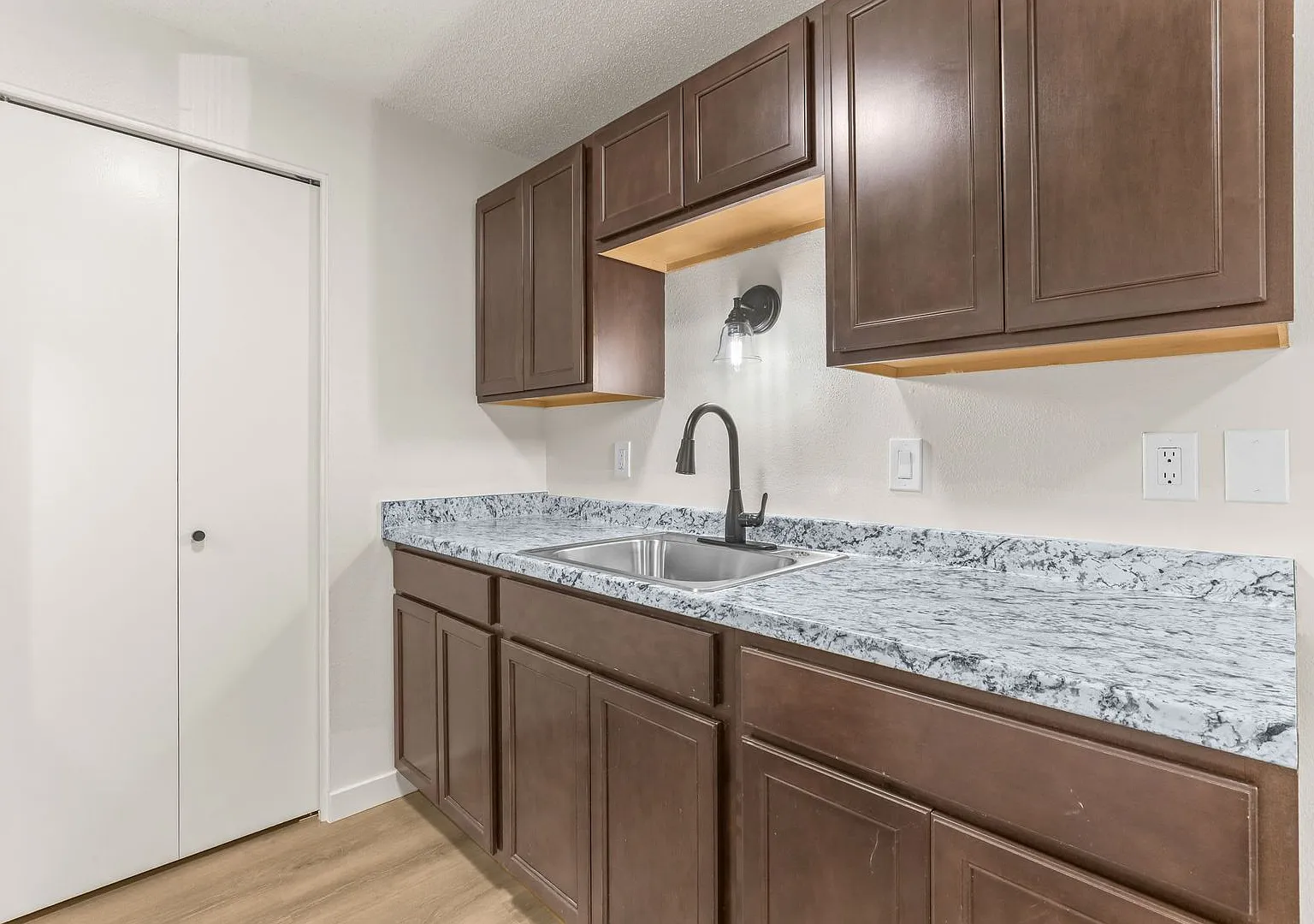 Charbern Apts - In The Heart of Milwaukie Oregon — Photo 4