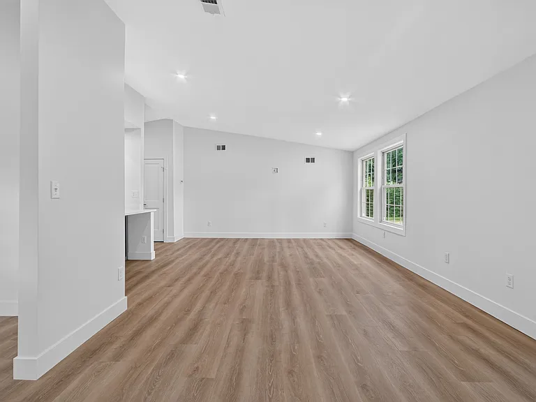 45 Tiffany Dr — Photo 3