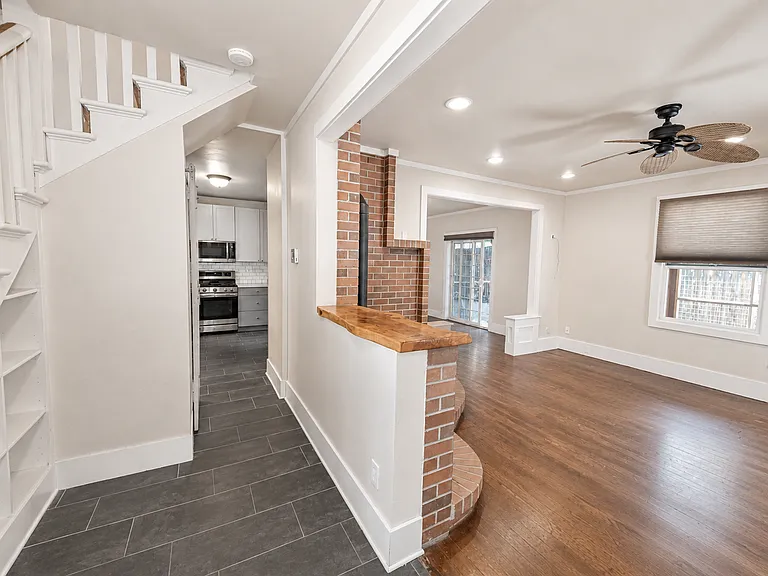 146 NW Jefferson Pl — Photo 5