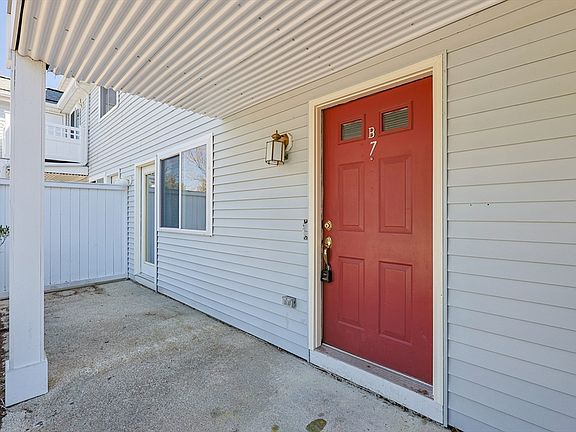 3rd image of 360 Littleton Rd Unit B7