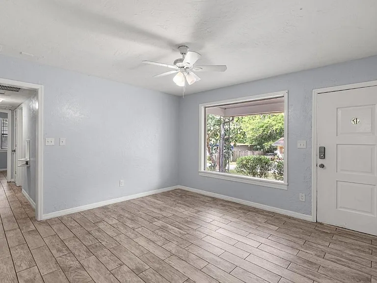 929 SE 9th Pl — Photo 4