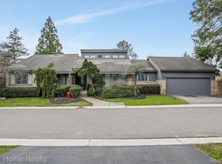 5514 Woodland Ct, West Bloomfield, MI 48322