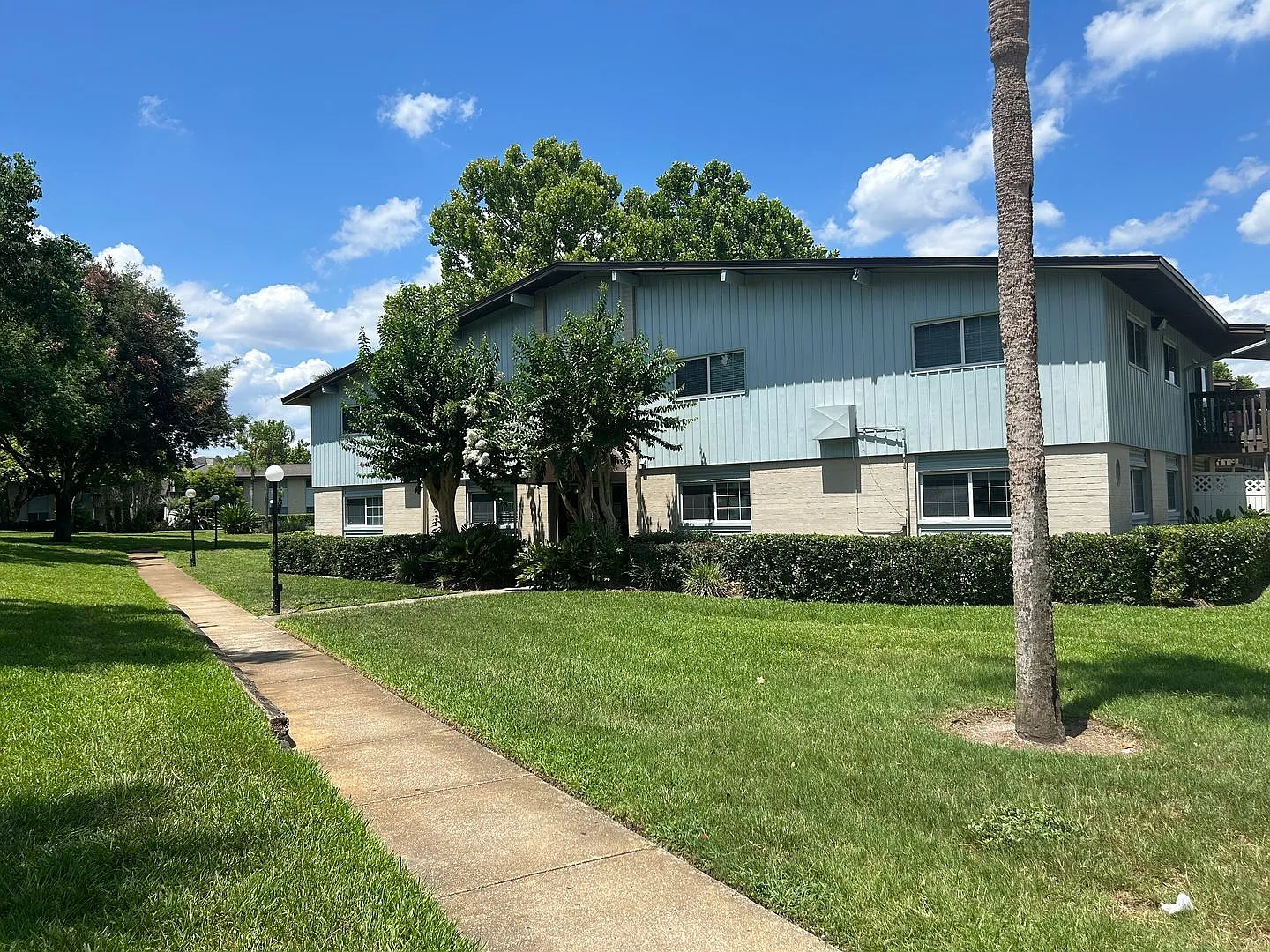 2 bed, 1.0 bath, 881 sqft, $1,485 — Photo 2