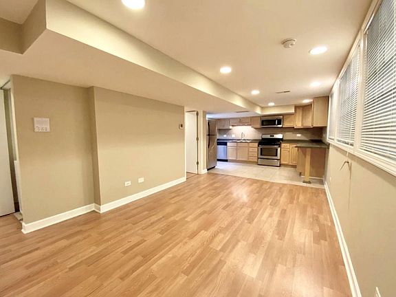 4th image of 1417 W Waveland Ave