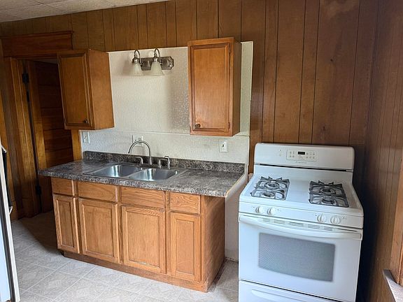 4th image of 922 Merritt Ave