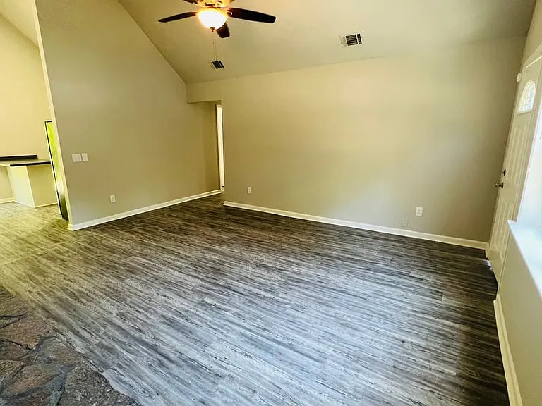 908 Spanish Oak Dr — Photo 2
