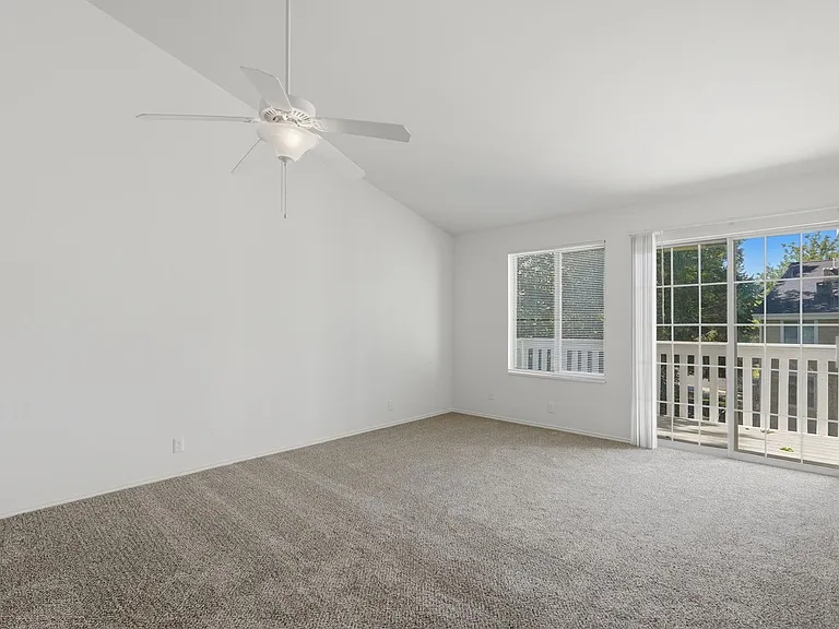 Woods Crossing Apartments — Photo 26