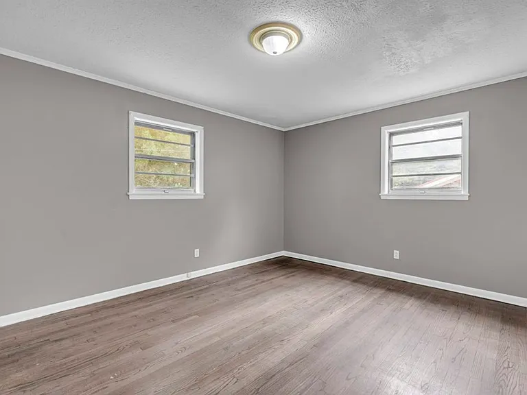 1007 Eisenhower Dr — Photo 11