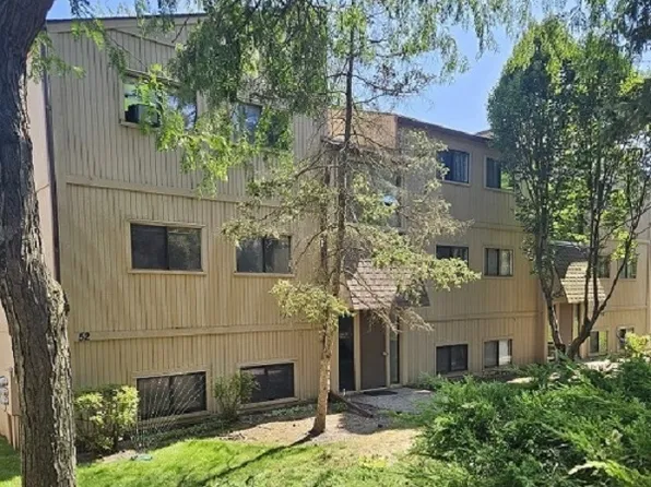 52 Oak Hill Colony APT 8, Fox Lake, IL 60020