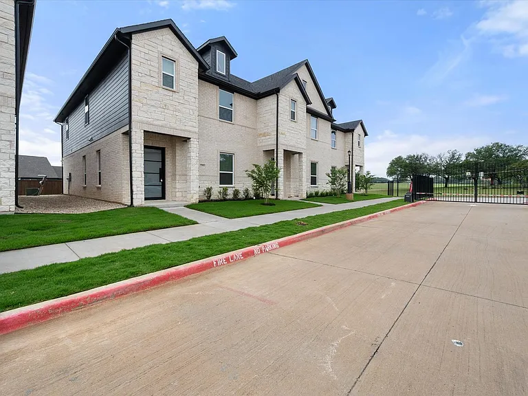 2360 Spring Park Blvd — Photo 5