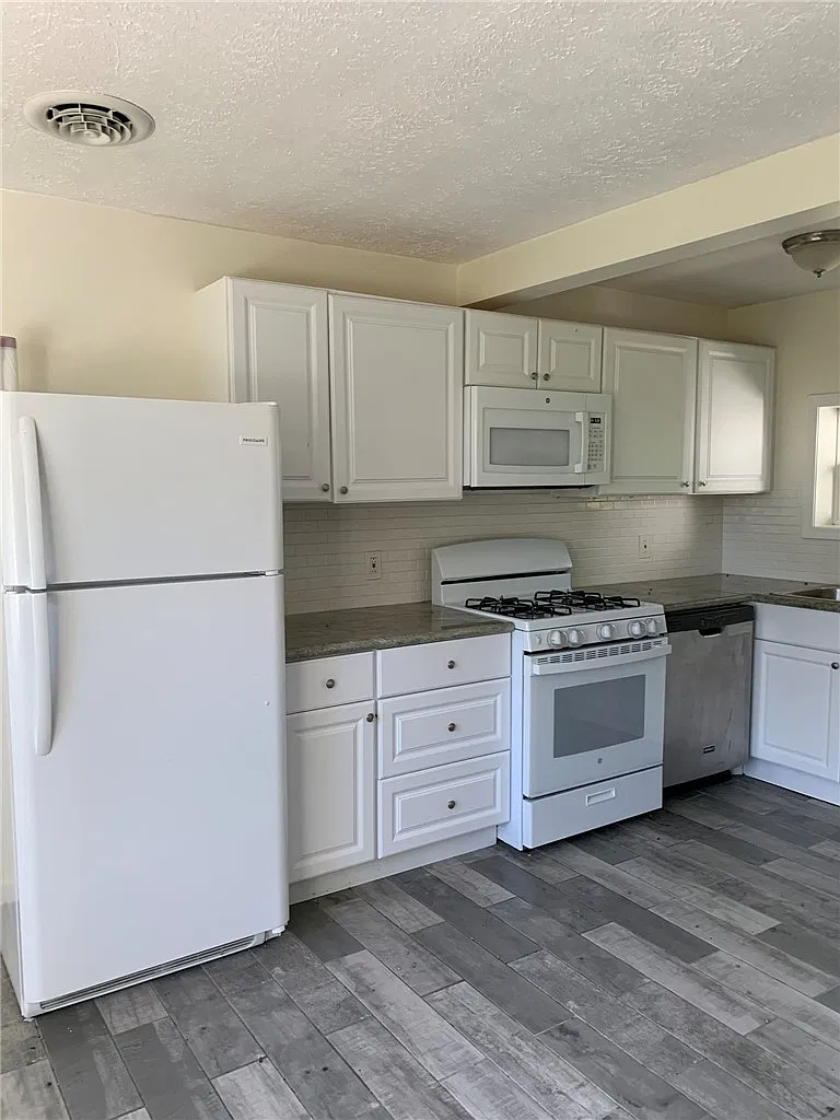 3 bed, 1.0 bath, 1000 sqft, $2,000 — Photo 2