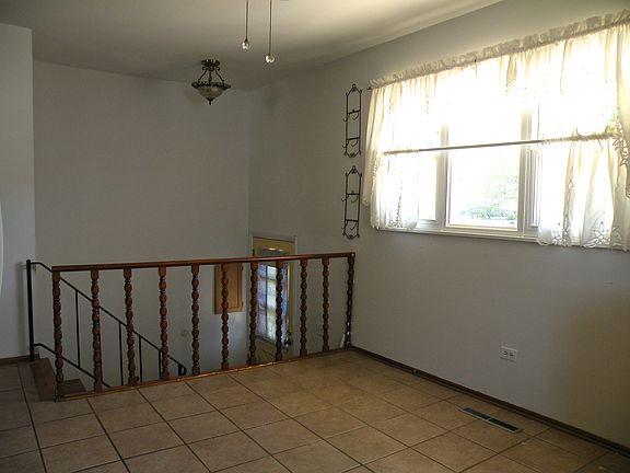 5th image of 401 E Altgeld Ave