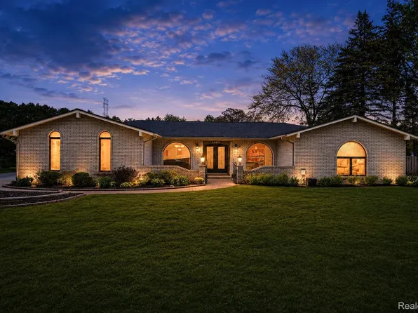 54524 Pocahontas Dr, Shelby Township, MI 48315
